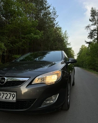 Opel Astra cena 26500 przebieg: 216000, rok produkcji 2011 z Grójec małe 137